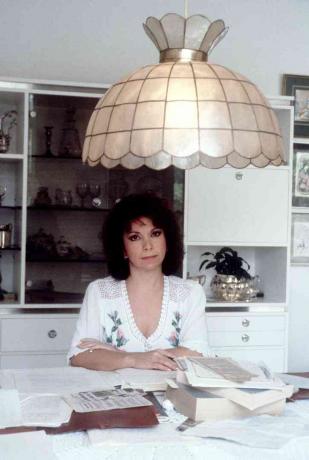 Isabel Allende di meja yang ditutupi kertas