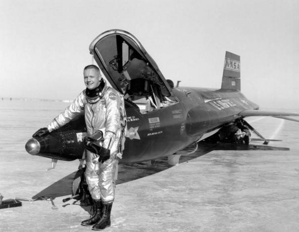 Neil Armstrong dengan X-15.