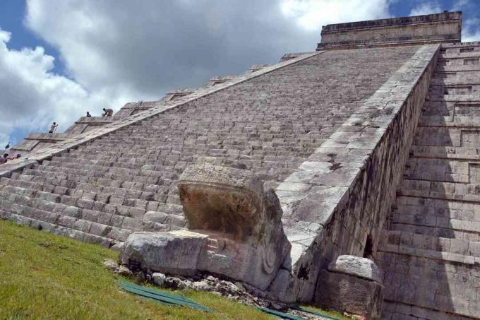 Menatap el Castillo (Kukulcan) dari bawah tangga ikoniknya