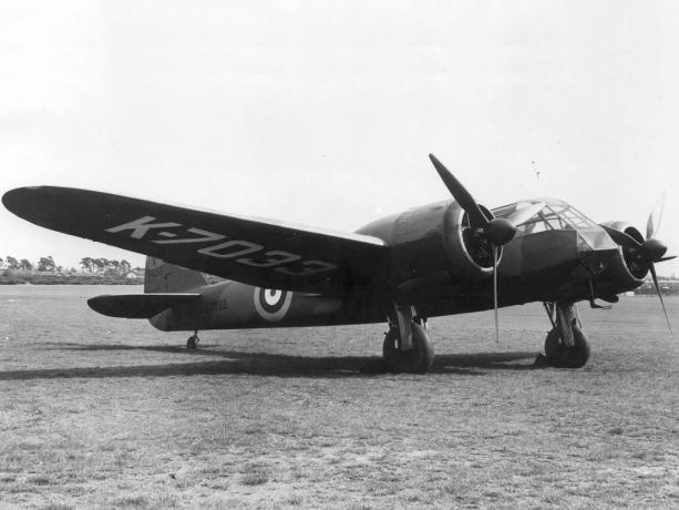 Bomber Bristol Blenheim bermesin ganda di lapangan terbang.