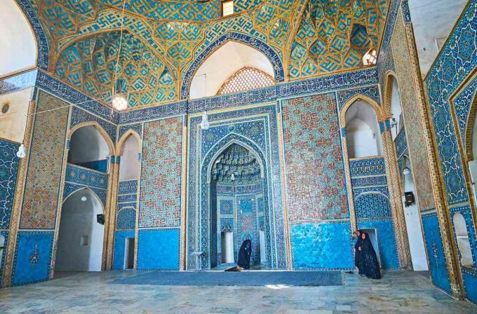 Pola Islam yang memukau di Masjid Jameh abad ke-14 dengan pandangan tentang faience mihrab, Yazd, Iran.