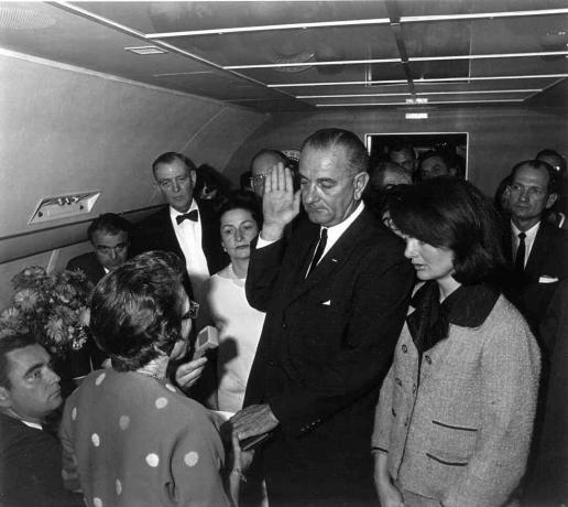 Lyndon B. Johnson mengambil sumpah jabatan