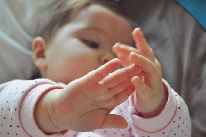 Sudut Pandang Tinggi Dari Bayi Perempuan Berbaring Di Tempat Tidur