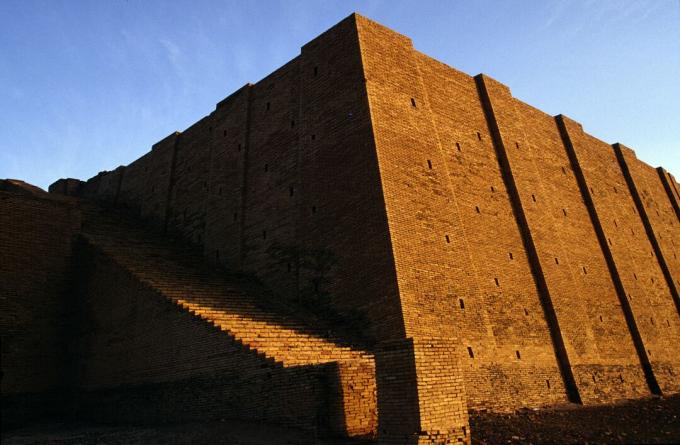 Irak - Nasiriyah - Seorang pria berjalan melewati Ziggurat di Ur