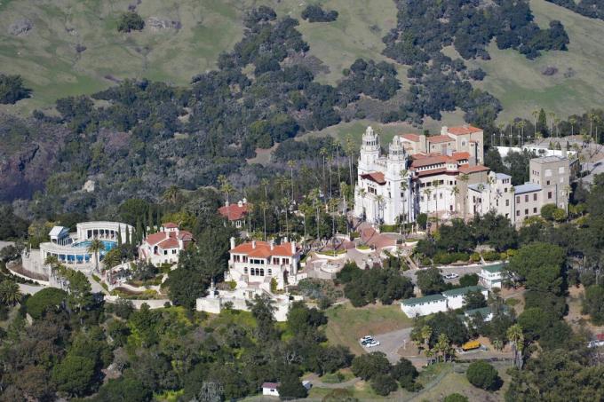 Foto udara Hearst Castle, San Simeon, sebuah kastil di atas bukit di San Luis Obispo, California