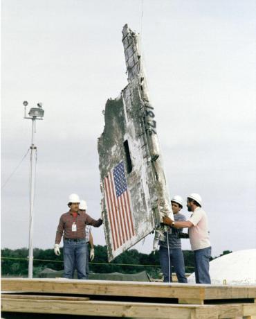 Gambar Space Shuttle Challenger Disaster STS-51L - Challenger Wreckage Entombment