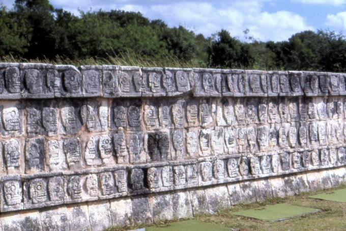 Wall of Skulls (Tzompantli) di Chichen Itza, Meksiko