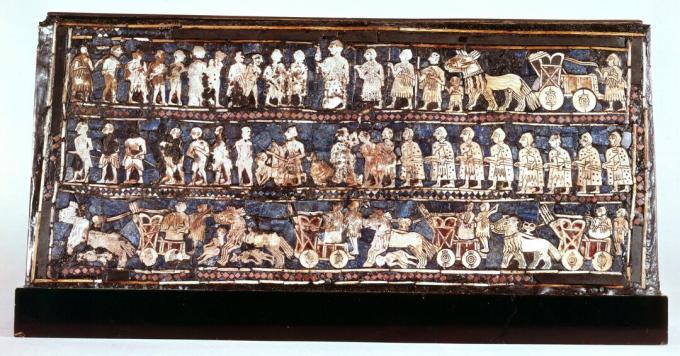 Standar Ur, sisi perang, dari Pemakaman Kerajaan di Ur, Sumeria, c2500 SM.