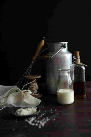 Cuka dicampur dengan susu digunakan untuk membuat keju ricotta buatan sendiri dan juga buttermilk.