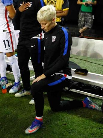 Foto bintang sepak bola wanita Megan Rapinoe berlutut selama Lagu Kebangsaan