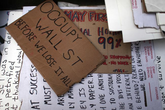 Setumpuk tanda protes Occupy Wall Street