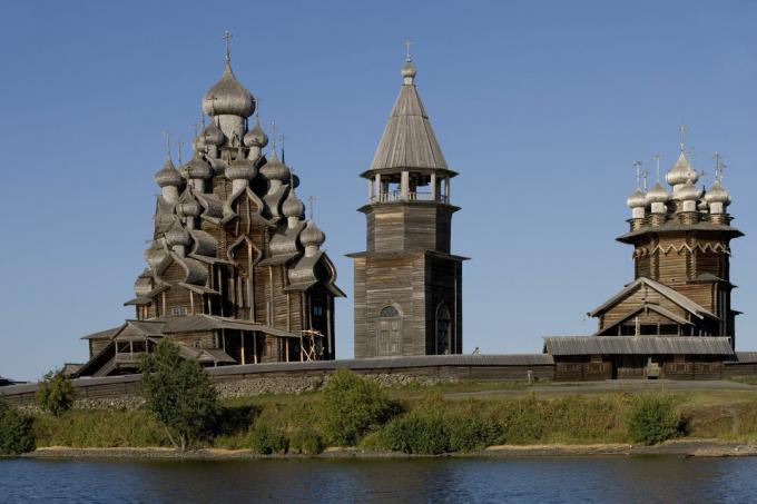 Gereja Transfigurasi, gereja kayu Rusia di pulau Kizhi, lebih dari 20 kubah bawang