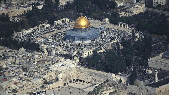 Foto udara dari doa Jum'at, Temple Mount, Dome of the Rock, Yerusalem, Israel