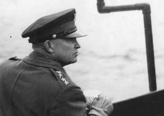 Jenderal Dwight D Eisenhower (1890 - 1969), Panglima Tertinggi Pasukan Sekutu, menyaksikan Operasi pendaratan Sekutu dari geladak kapal perang di Selat Inggris selama Perang Dunia II, Juni 1944. Eisenhower kemudian terpilih sebagai Presiden ke-34 Amerika Serikat