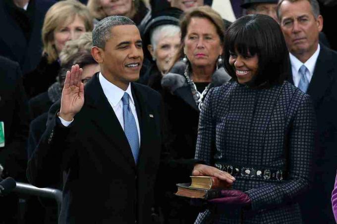 Barack Obama dengan tangannya di atas bibel disumpah di sebelah istrinya untuk masa jabatan keduanya.