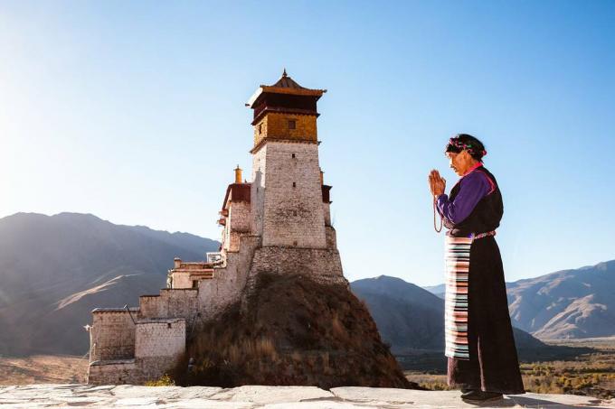 Wanita tibet tua dengan pakaian tradisional, Tibet