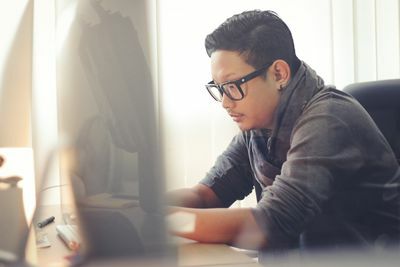 Tampilan Samping Pria yang Bekerja Di Kantor