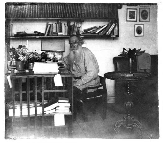 Tolstoy di meja tulisnya