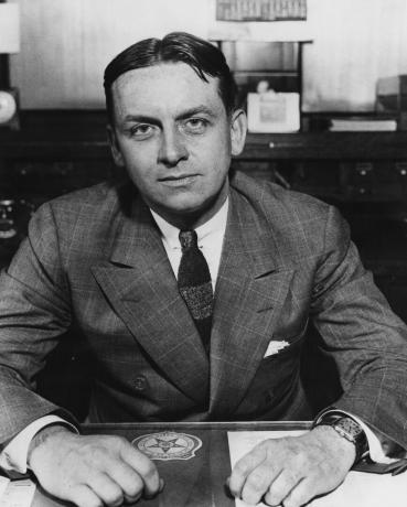 Agen FBI Eliot Ness Duduk Di Meja, c. 1930.