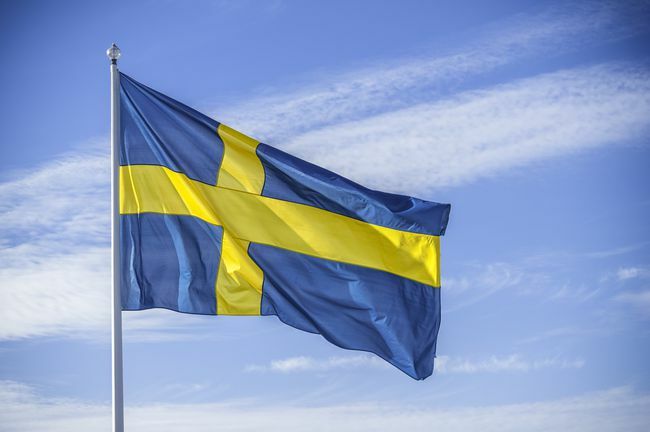 Bendera negara Swedia di bawah sinar matahari