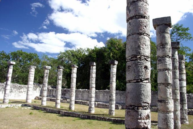 Tiang-tiang itu kemungkinan menopang atap yang terbuat dari serat lembut, yang sudah lama hilang, dari Chichén Itza