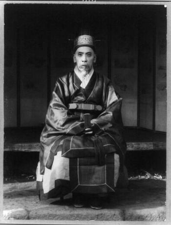 Pria ini mengenakan hanbok yang sangat rumit, dengan beberapa lapis sutra.
