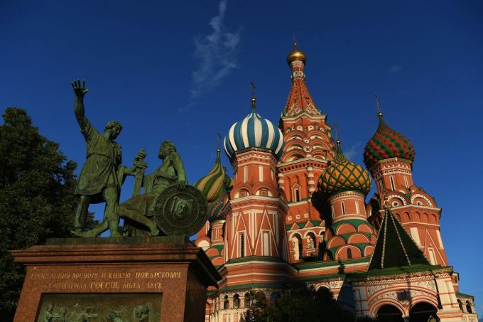 Basilika St. Basil Kubah Bawang berwarna cerah dengan patung di depan