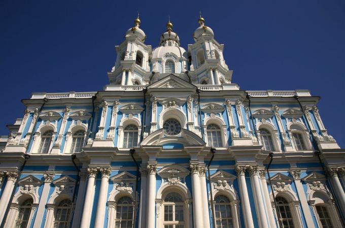 Katedral Smolny dengan warna-warna biru dan putih yang cerah di St. Petersburg, Rusia