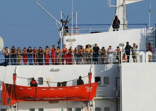 Perompak Somalia memegang kapal dagang, MV Faina, berdiri di geladak kapal bersama awak kapal pada 19 Oktober 2008.