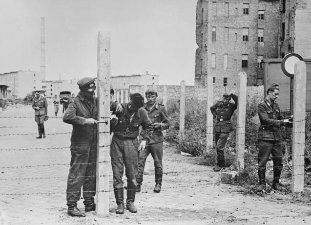 Tentara mendirikan pagar kawat berduri untuk persiapan Tembok Berlin, 14 Agustus 1961.