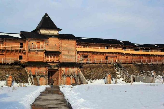 Benteng Kievan Rus yang direkonstruksi, di taman hiburan Kievan Rus dekat Kyiv, Ukraina.