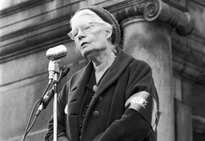 Foto Dorothy Day sebuah demonstrasi anti perang.