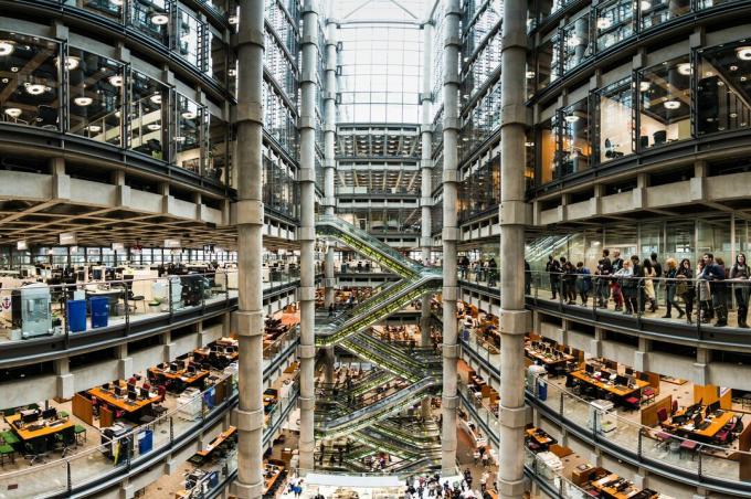 Panorama 11 shot dari interior gedung pencakar langit multi-level, di tengah adalah kekosongan yang membentang hingga ke puncak