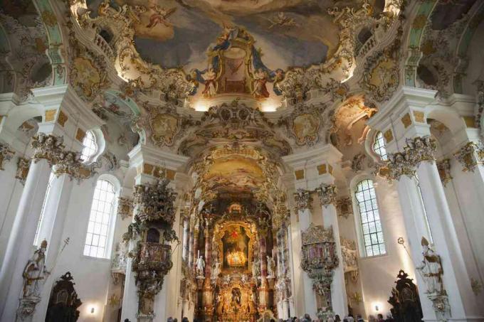 Interior Rococo dari gereja pedesaan Bavaria yang sederhana, Wieskirche