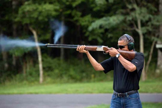 foto Presiden Barack Obama menembakkan senapan ke Camp David
