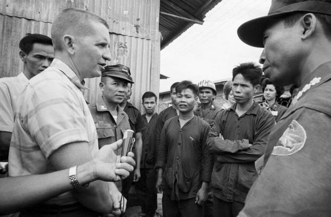 Ross Perot mengunjungi tahanan perang Vietnam utara
