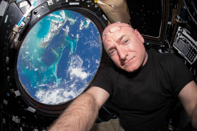 Scott Kelly dalam selfie di kubah ISS.