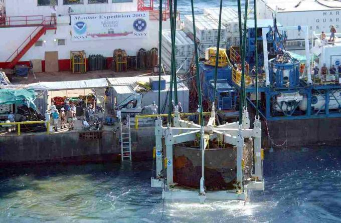 Menara AS Monitor diangkat dari dasar laut pada tahun 2002.