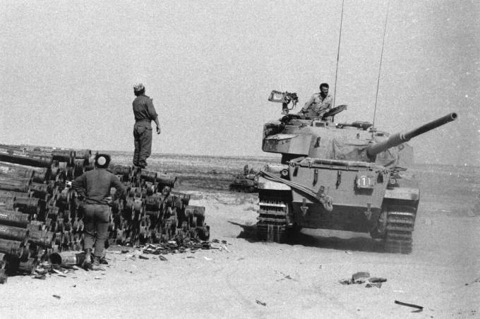 Tangki Israel di depot pasokan di Sinai, 1973.