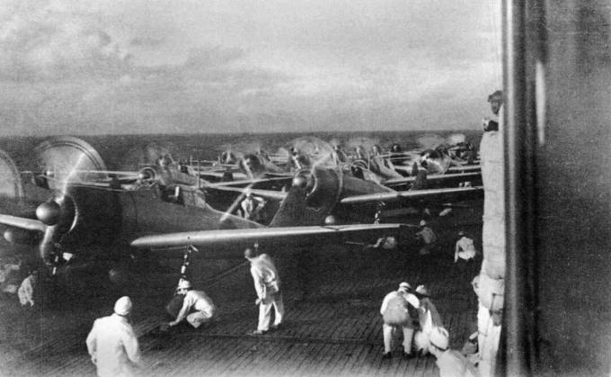Pesawat baling-baling bersiap lepas landas dari Akagi, 1941.
