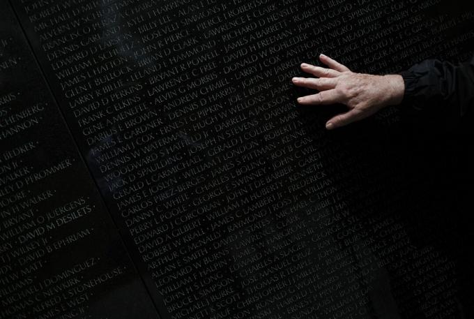 Mantan VA Sen. Jim Webb menandai peringatan 40 tahun kejatuhan Saigon di Vietnam War Memorial
