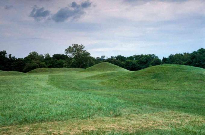 Pemandangan Kota Mound di Taman Sejarah Nasional Kebudayaan Hopewell, dekat tempat yang sekarang menjadi kota Chillicothe Ohio