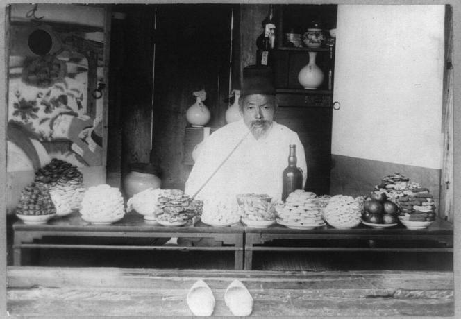 Foto ini diambil antara 1890 dan 1923.