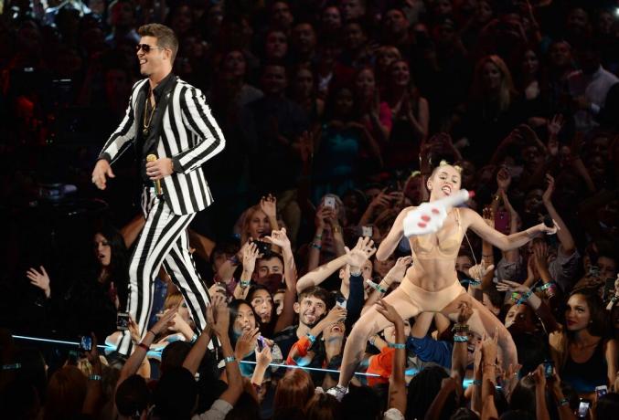 Robin Thicke dan Miley Cyrus tampil selama MTV Video Music Awards 2013 di Barclays Center pada 25 Agustus 2013 di wilayah Brooklyn di New York City.