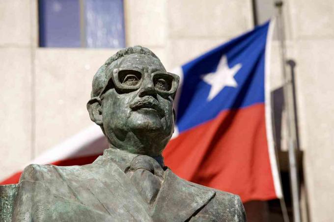 Patung Salvador Allende