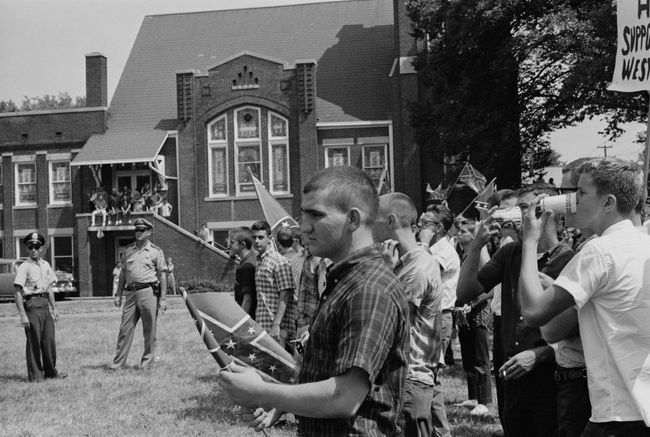 Kerumunan siswa di Woodlawn High School di Birmingham, Alabama, mengibarkan bendera Konfederasi menentang dimulainya Kampanye Birmingham, Mei 1963