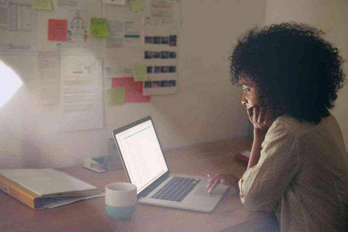 Wanita yang bekerja di laptop