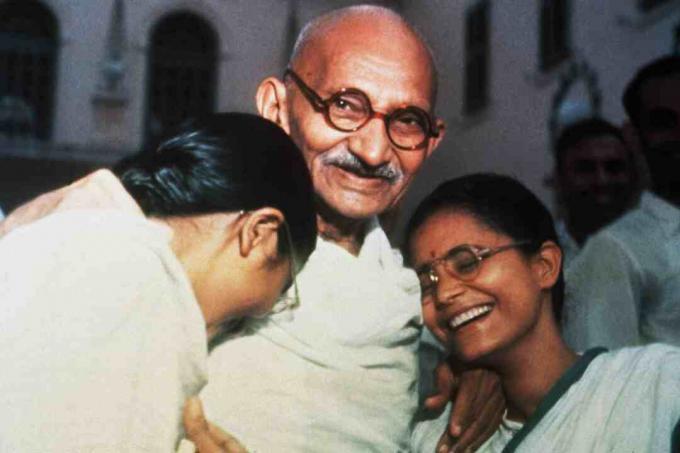 Mahatma Gandhi dengan cucunya