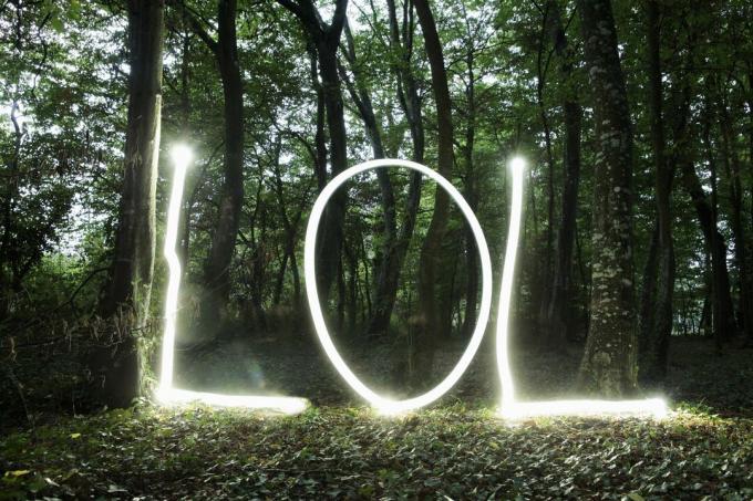 'LOL' menulis dalam cahaya di hutan