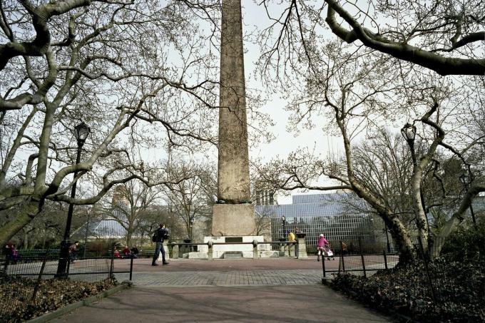 Jarum Cleopatra di Central Park foto penuh warna yang diambil dari permukaan tanah.